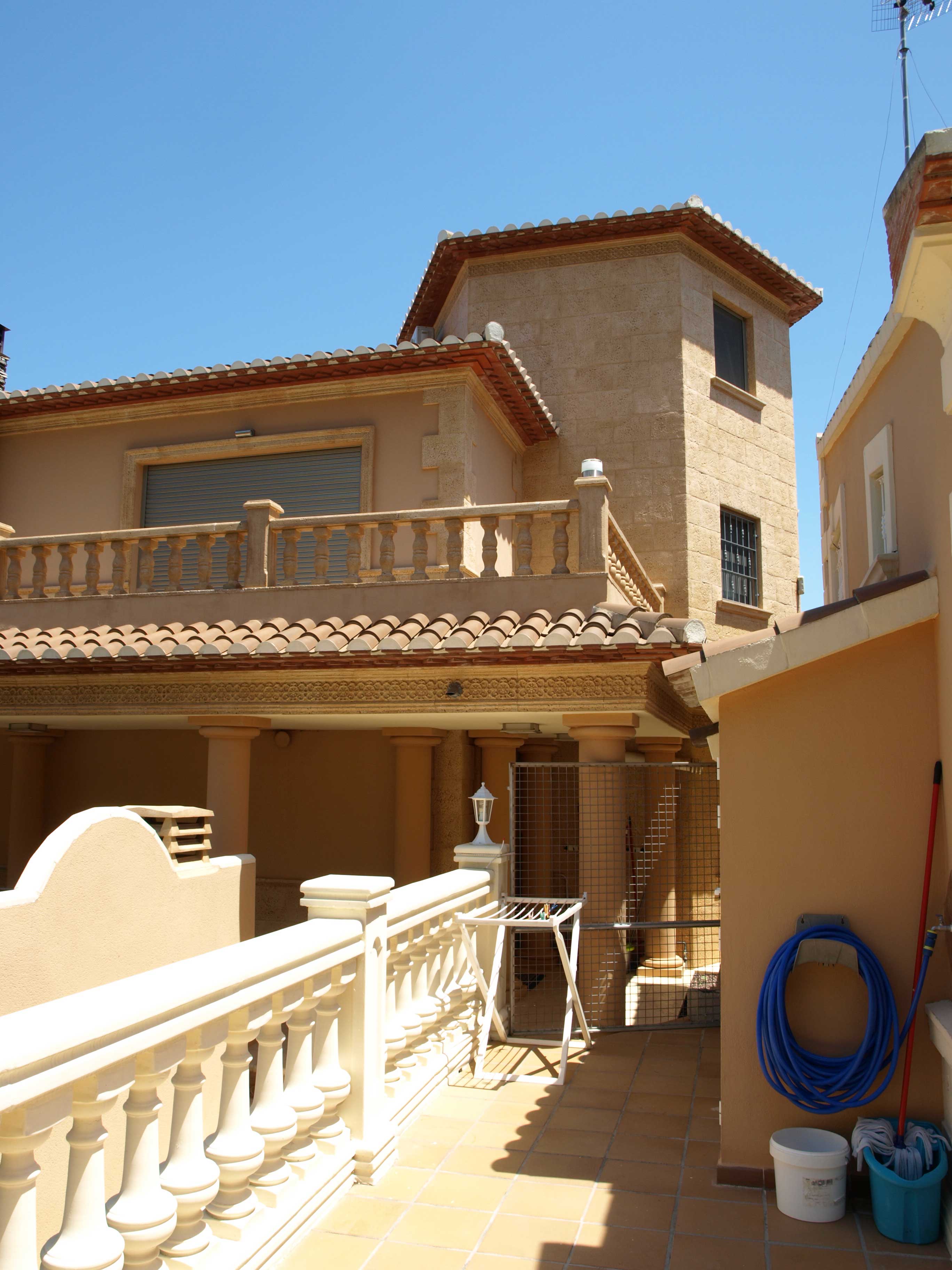 Villa de lujo y dos apartamentos con vista al mar en venta en Denia.
