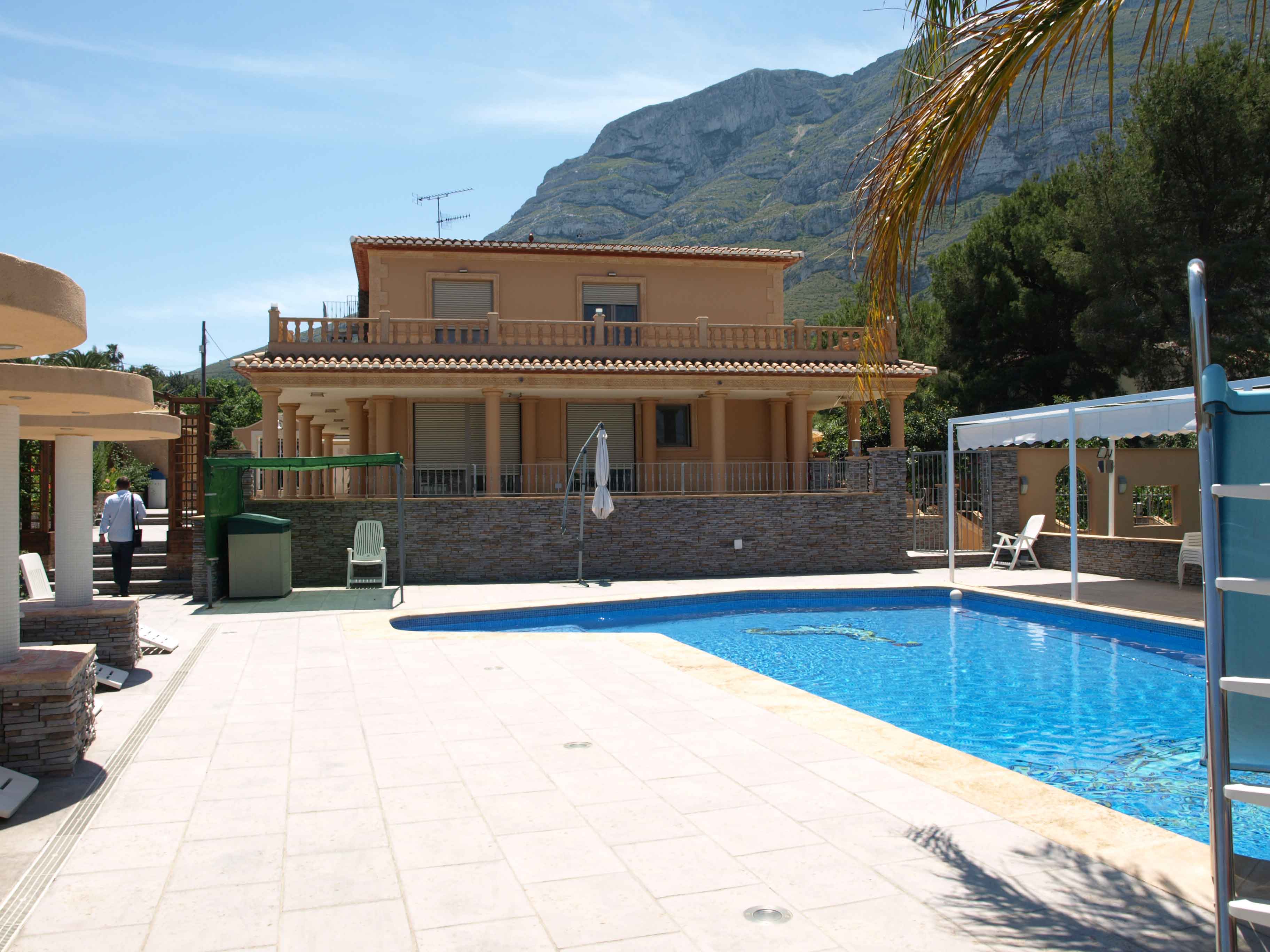 Villa de lujo y dos apartamentos con vista al mar en venta en Denia.